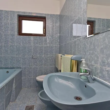 Holiday home Stunning In Frkeci With Kitchen *