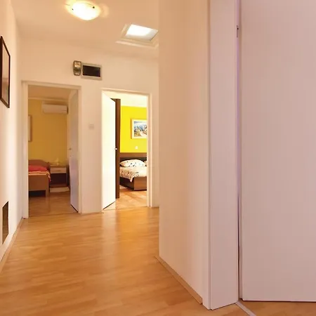 Prázdninový dům Awesome In Frkeci *