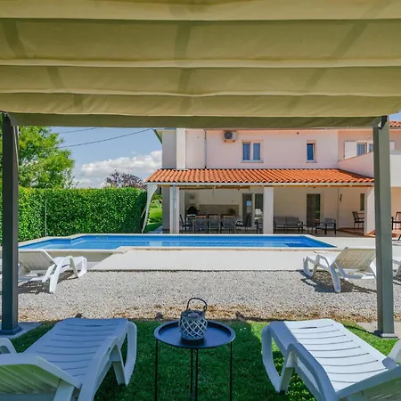 Stunning In Frkeci With Kitchen Holiday home *