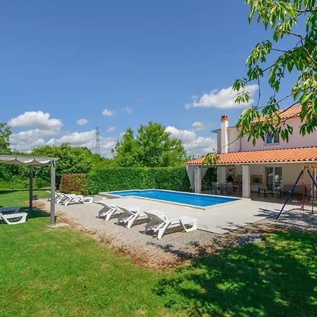 Holiday home Stunning In Frkeci With Kitchen *