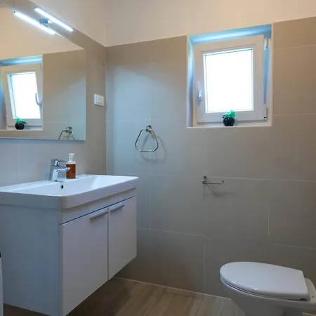 Prázdninový dům Awesome In Frkeci *