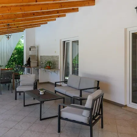 Stunning In Frkeci With Kitchen Holiday home *